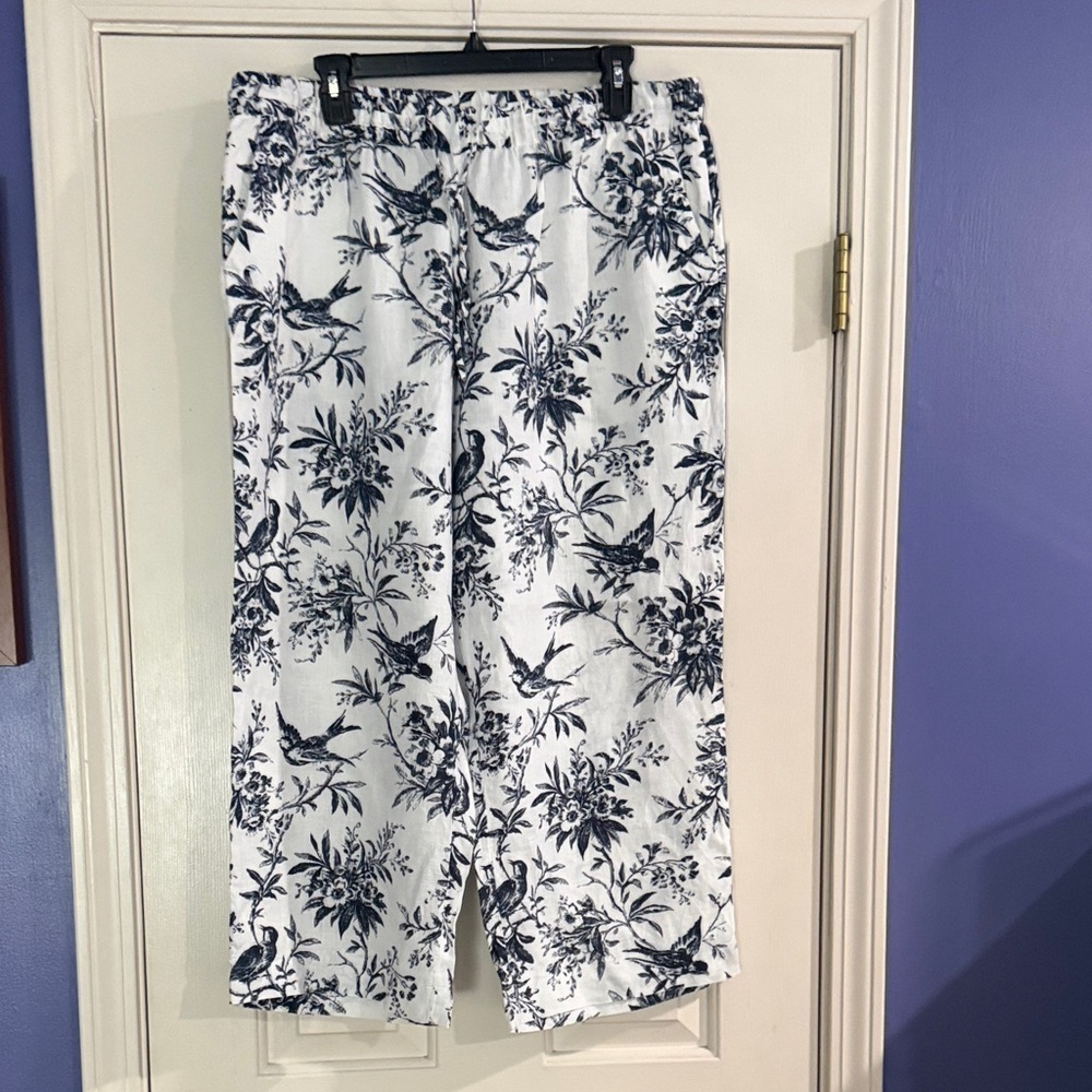Charter Club White and Navy Floral Capris